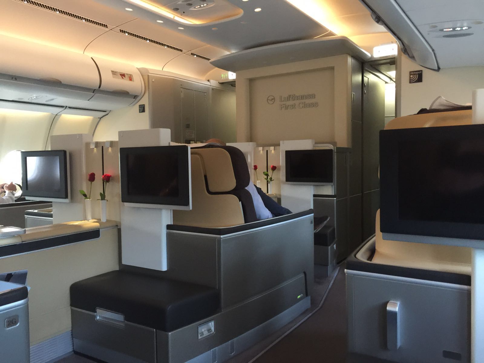 Lufthansa Fliegt Airbus A340 Auf Kurstrecke First Class