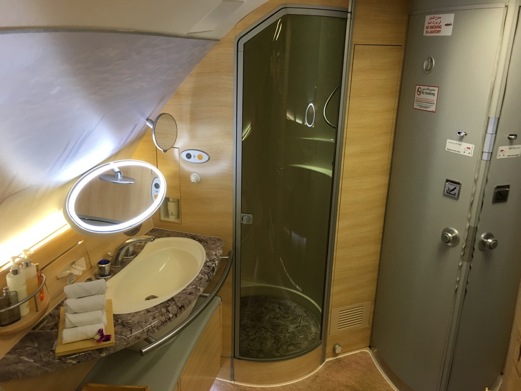 Review Emirates First Class Im Airbus A380 Von Hongkong Nach Dubai Frankfurtflyer De