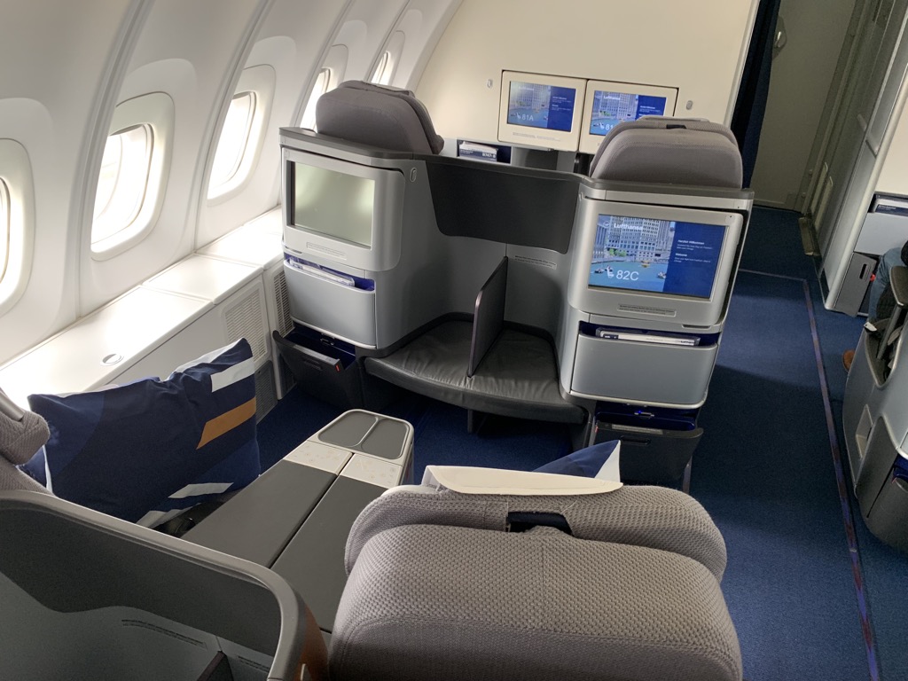 Review Lufthansa Business Class Boeing 747 8 Upper Deck