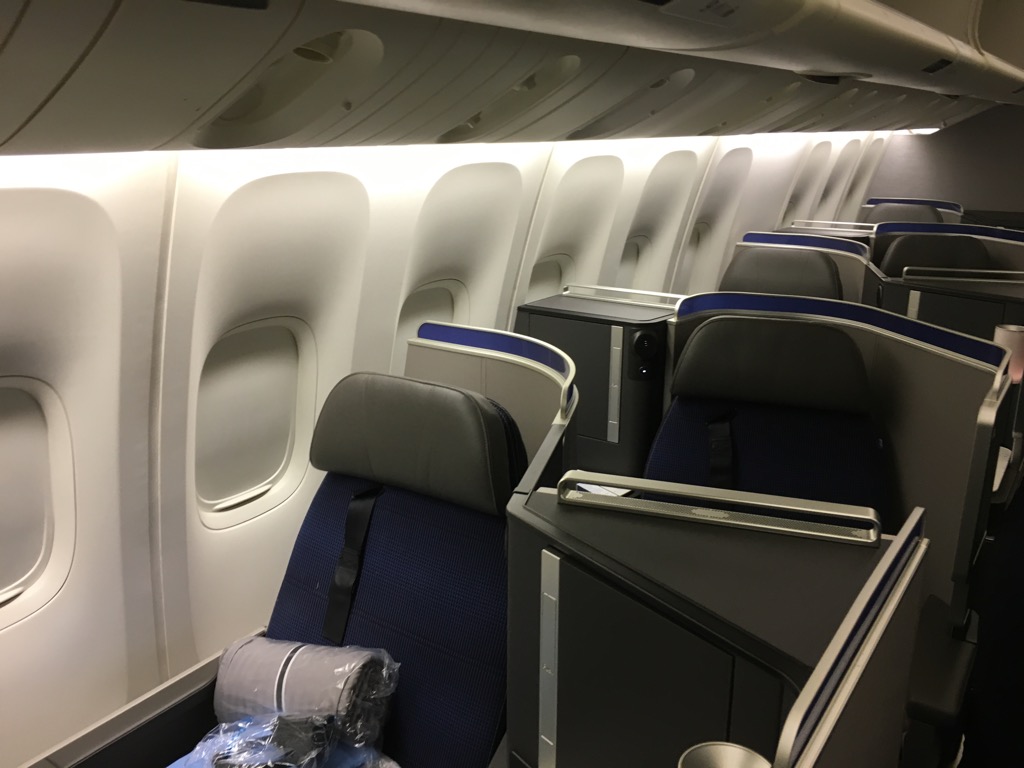 Review Neue United Polaris Business Class Boeing 777 200