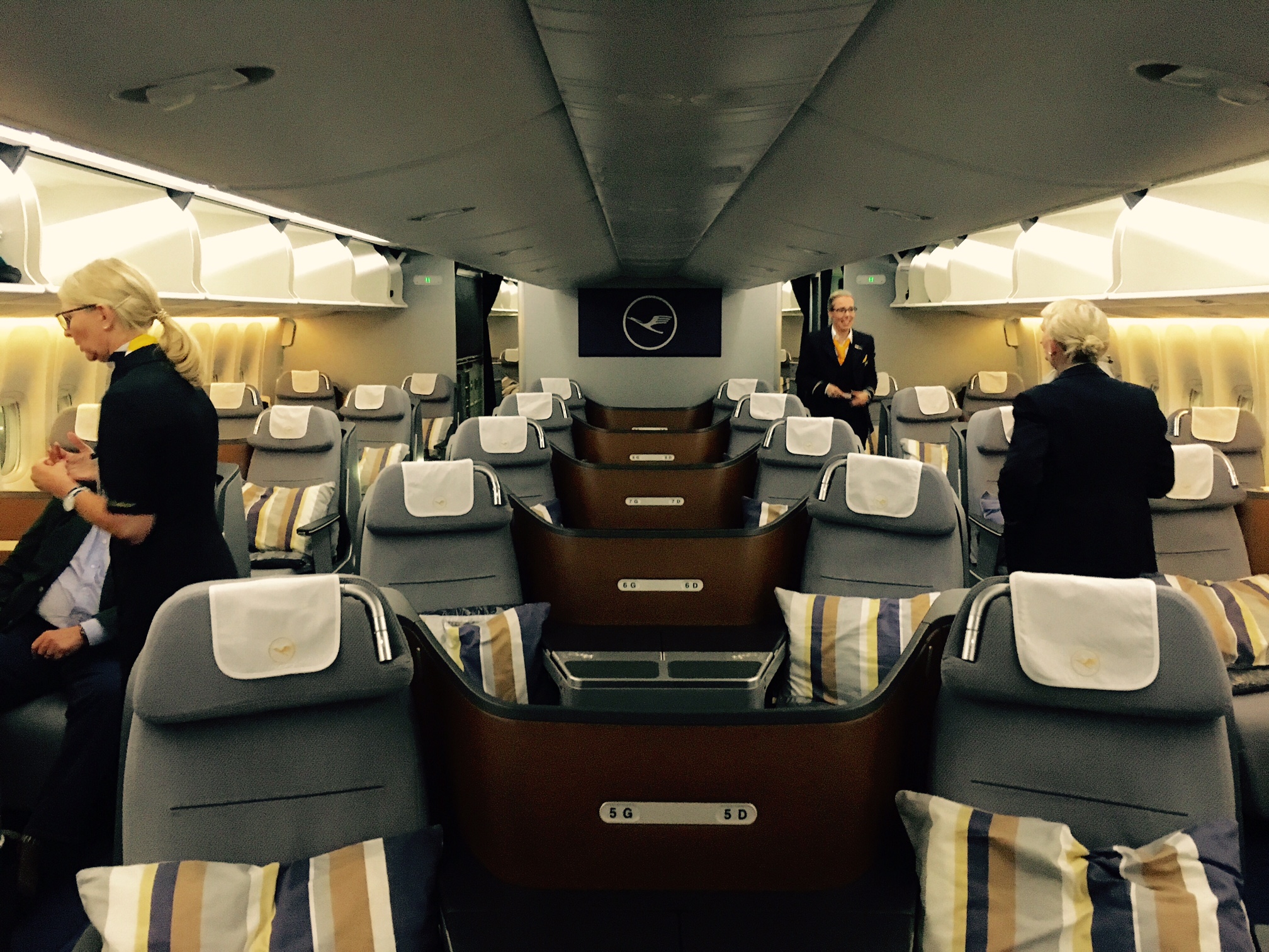 Бизнес класс регистрация. Lufthansa Business class. Первый класс Люфтганза. Lufthansa Airlines Business class. 777 Люфтганза салон.