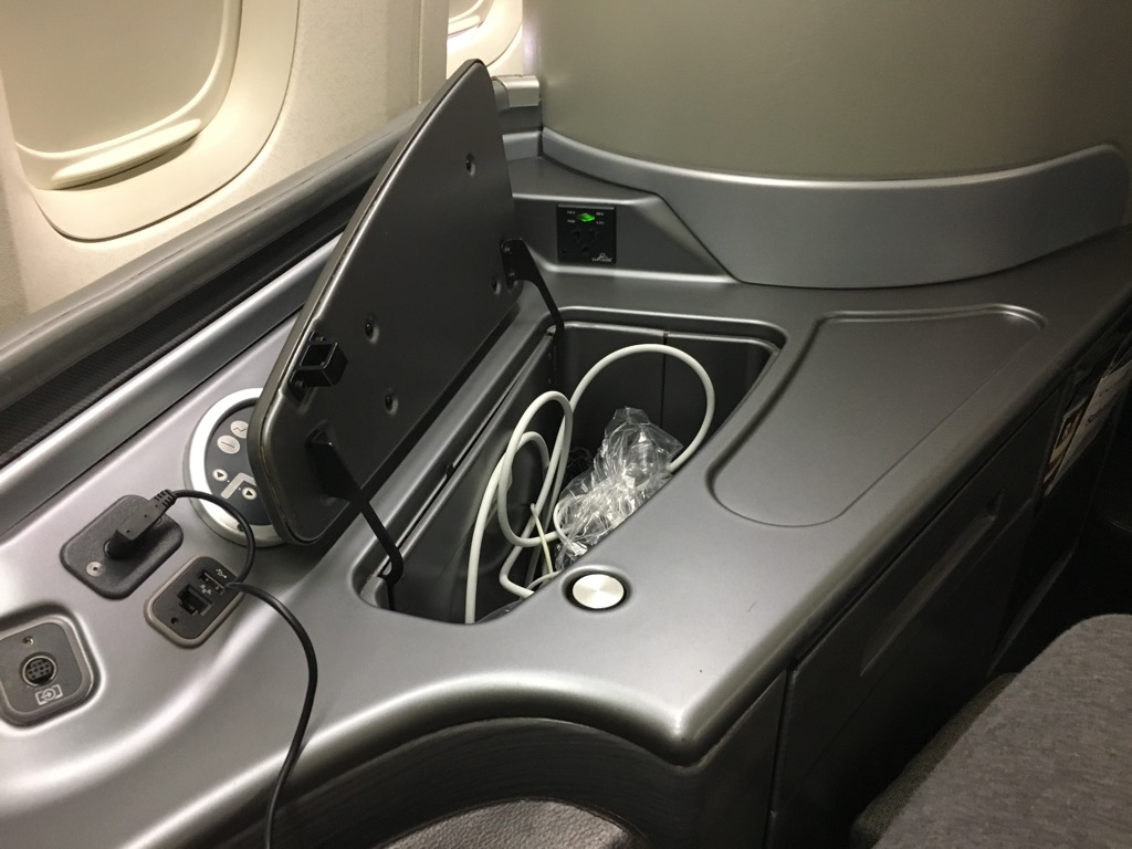 Review: United Airlines Polaris First Class Boeing 777-200 ...