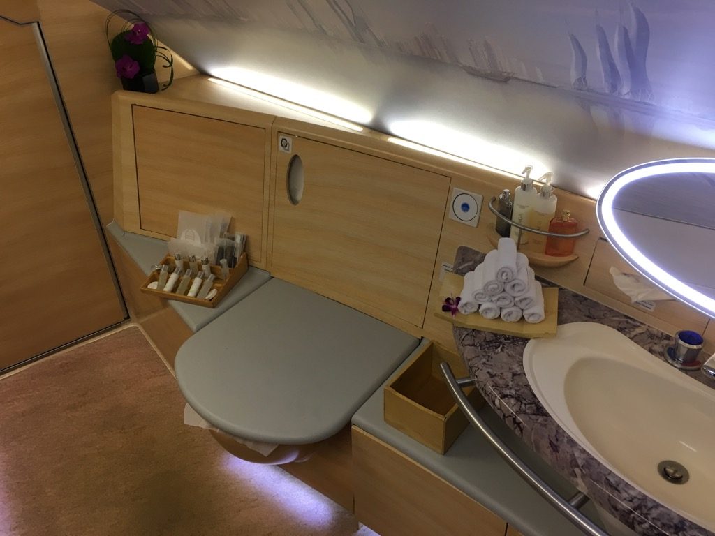 Review: Emirates First Class im Airbus A380 von Hongkong ...