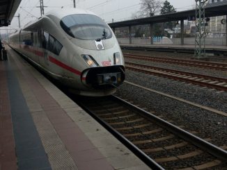angenehm zum Flughafen und zurück | ICE 109 am Bahnhof