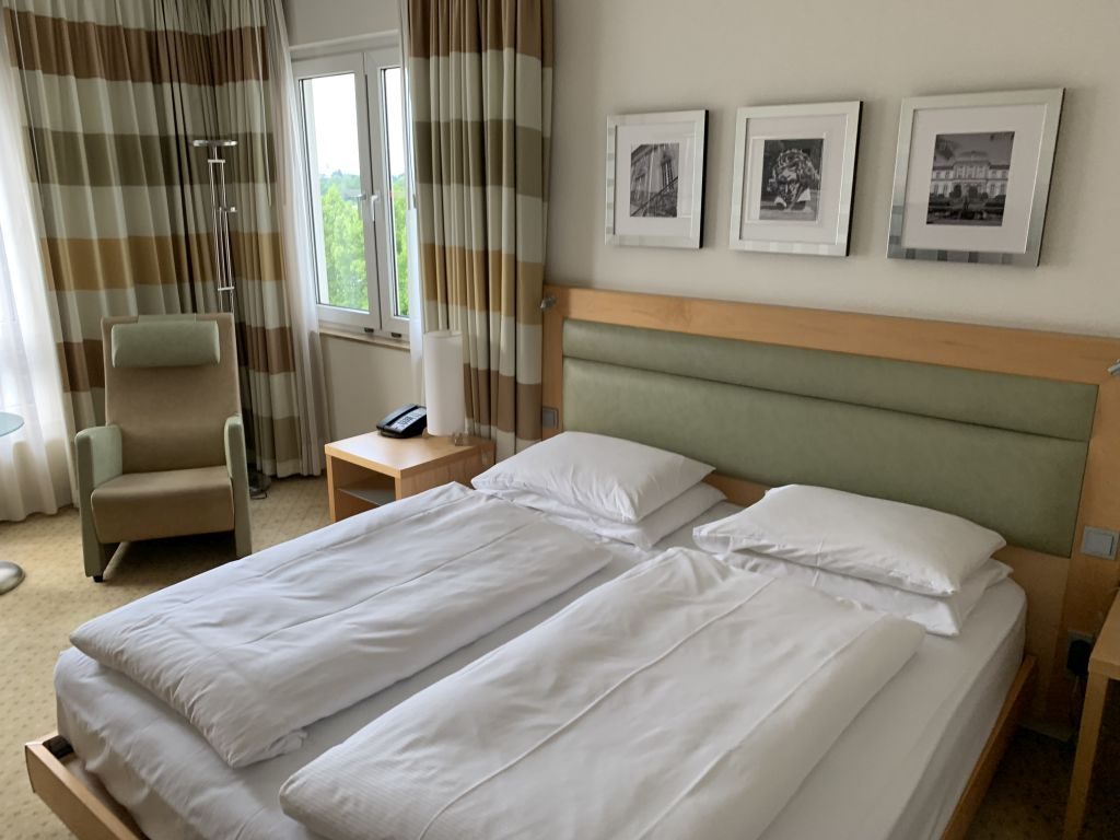 Kingsize-Bett im Hilton Bonn