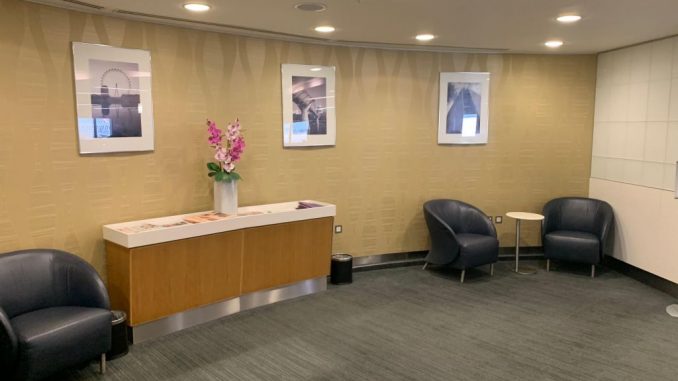 Review American Airlines First Und Business Class Lounge