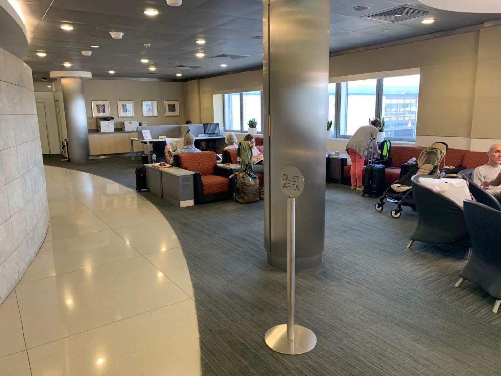 Review American Airlines First Und Business Class Lounge