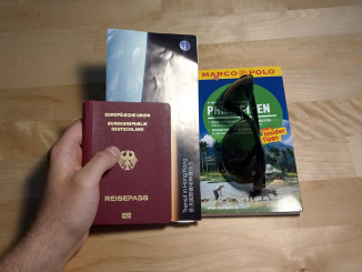 deutscher Pass mit Reiseführer