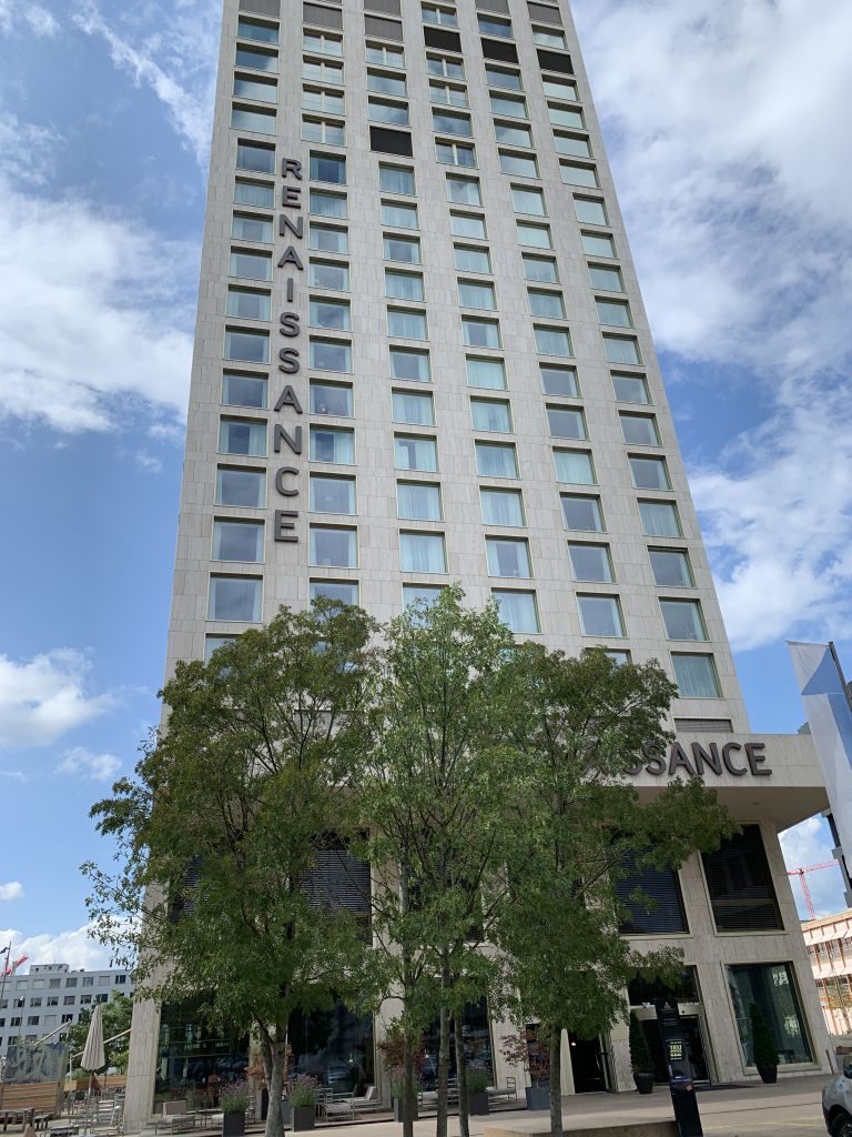 Renaissance Zürich vom Parkplatz aus gesehen.