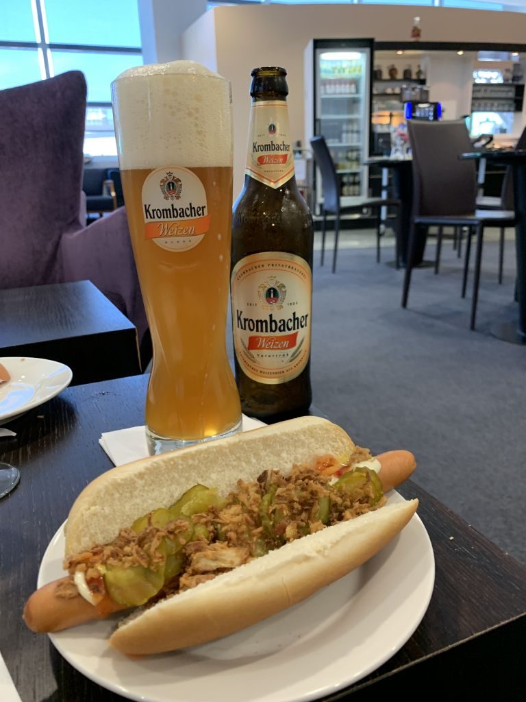 Hot Dog in der Sky Lounge.