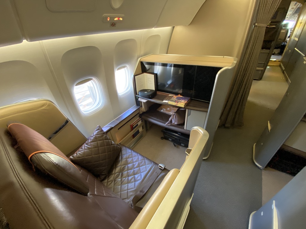 Review: Singapore Airlines First Class Boeing 777-300ER Hong Kong nach ...