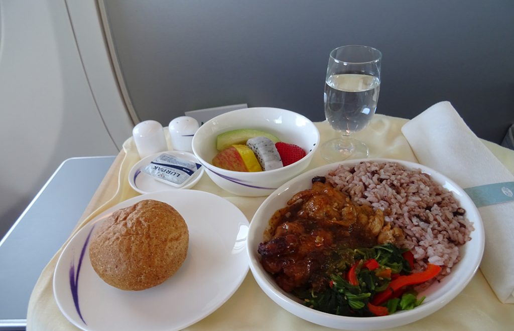 Essen auf dem Flug CI703, B737-800