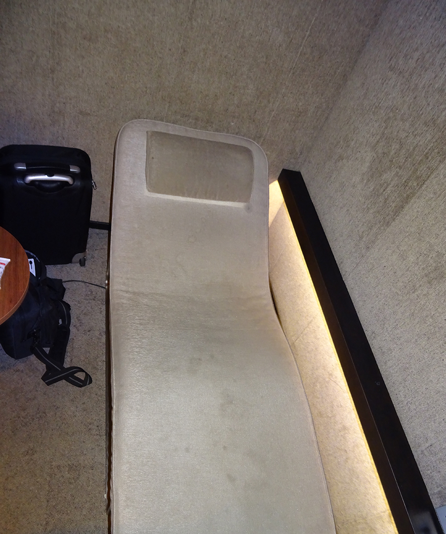 TPE VIP Lounge, Seite A - Liege zum schlafen