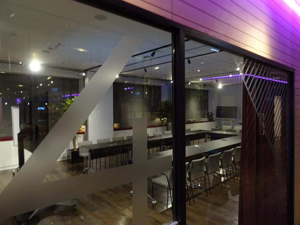 YOTELAIR Landside | Ein Meetingraum