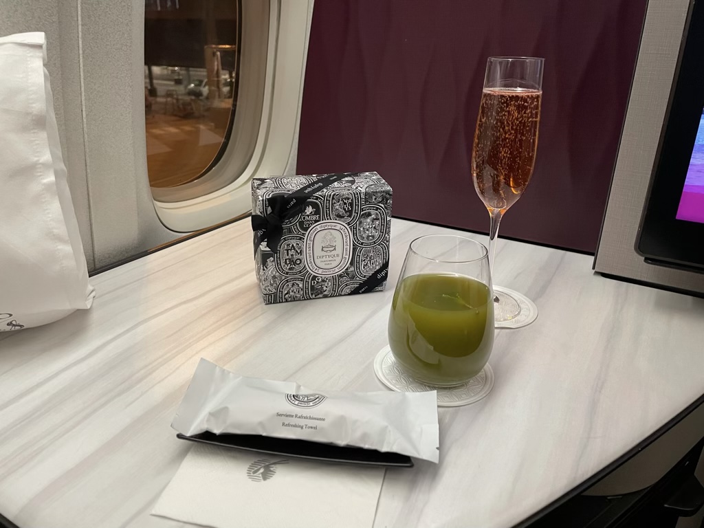 Dennoch die Präsentation ist für die Business Class fantastisch, auch wenn das Erfrischungstuch noch abgepackt ist.